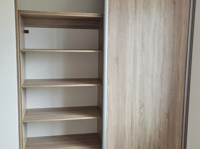Vestavěná skříň - dub bardolino