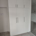 Vestavěná skříň - bílý dekor