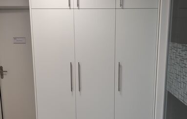 Vestavěná skříň - bílý dekor