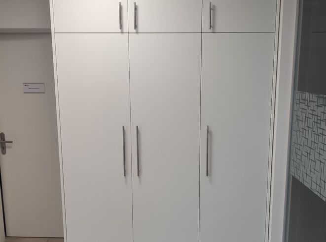 Vestavěná skříň - bílý dekor