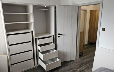 Vestavěná skříň - angorská šedá