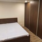 Vestavěná skříň - tmavý ořech