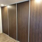 Vestavěná skříň - tmavý ořech