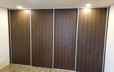Vestavěná skříň - tmavý ořech