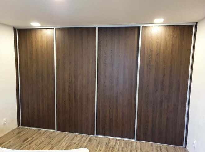 Vestavěná skříň - tmavý ořech