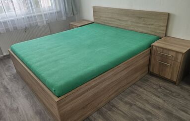 Postel s nočními stolky