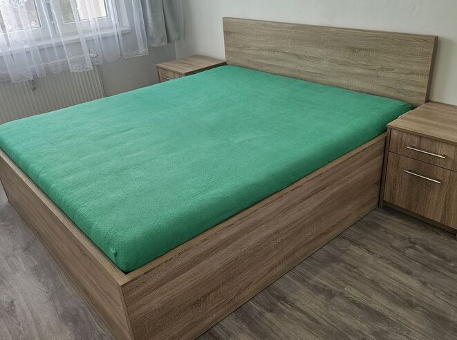 Postel s nočními stolky