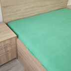 Postel s nočními stolky