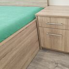 Postel s nočními stolky