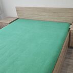 Postel s nočními stolky