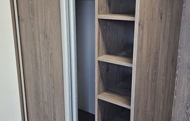 Šatní skříň s nástavbou