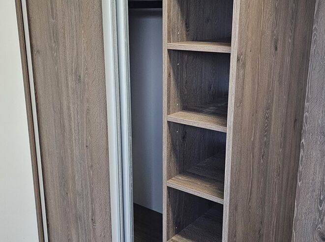Šatní skříň s nástavbou