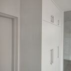 Vestavěná skříň - bílý dekor