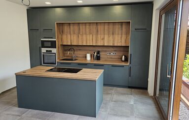 Kuchyň - tmavě zelená