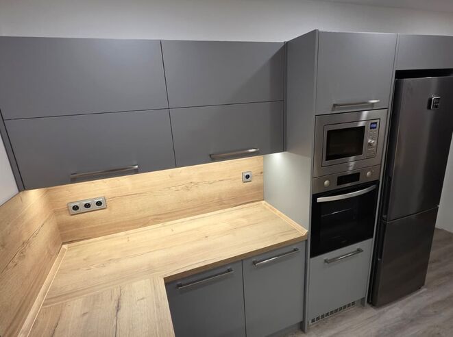 Kuchyň - moderní šedá