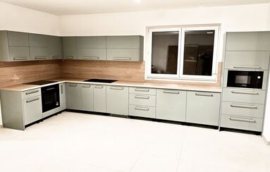 Skutečná kuchyňská linka na míru