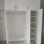 Vestavěná skříň - bílý dekor